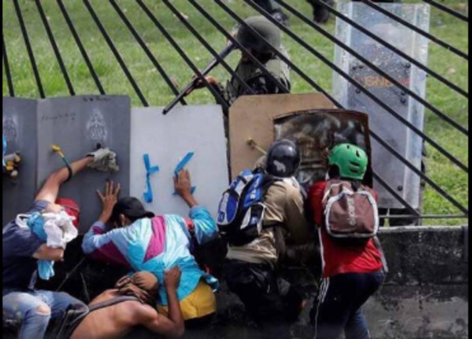 SinLuz - Tirania de Nicolas Maduro Foto-gnb-disparando-manifestantes-vuelta-mundo_185353