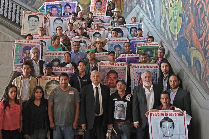 padres-estudiantes-Ayotzinapa