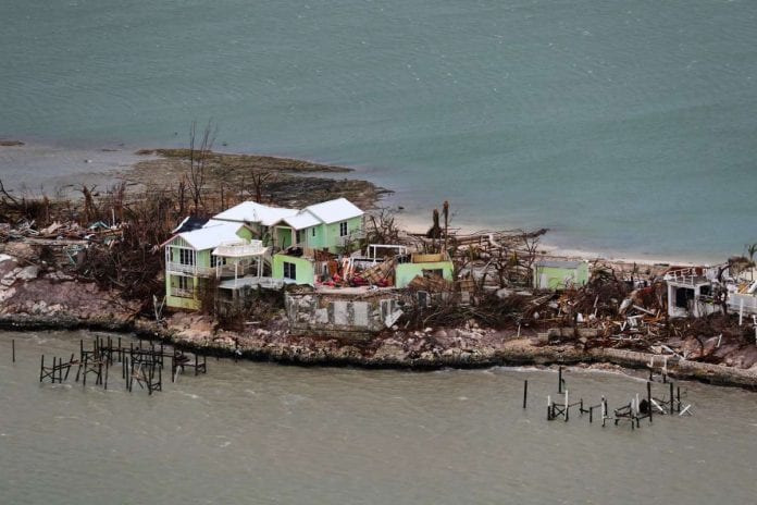 Imágenes aéreas muestran daños catastróficos, con centenares de viviendas sin techo, autos volcados, inundaciones y escombros por todos lados