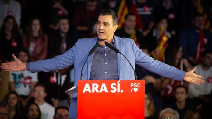 El presidente del gobierno en funciones y candidato a la presidencia por el PSOE, Pedro Sánchez, durante el acto de cierre de campaña en Barcelona