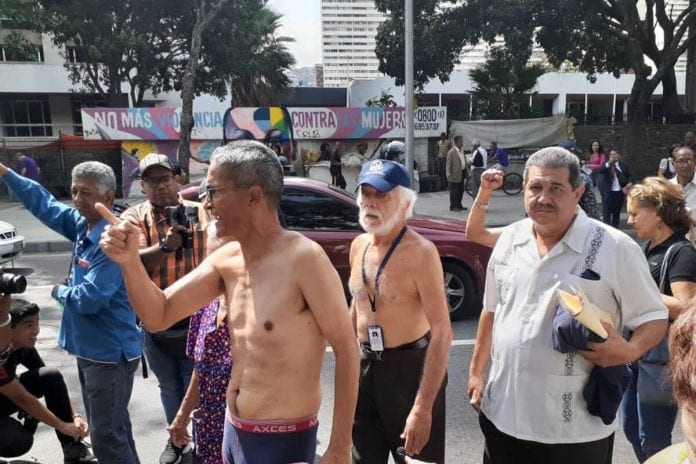 Pensionados protestaron sin camisa