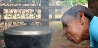 Con leña, la rudimentaria técnica de cocinar en Venezuela a falta de gas