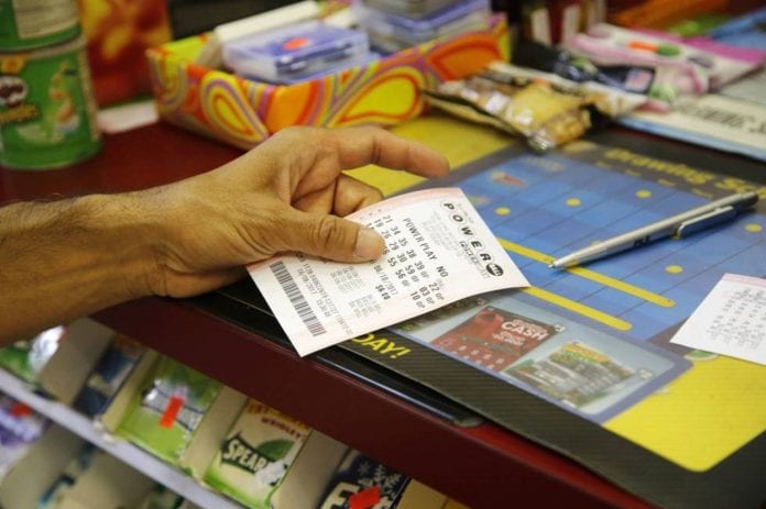 Venezolana estafó a española, lotería