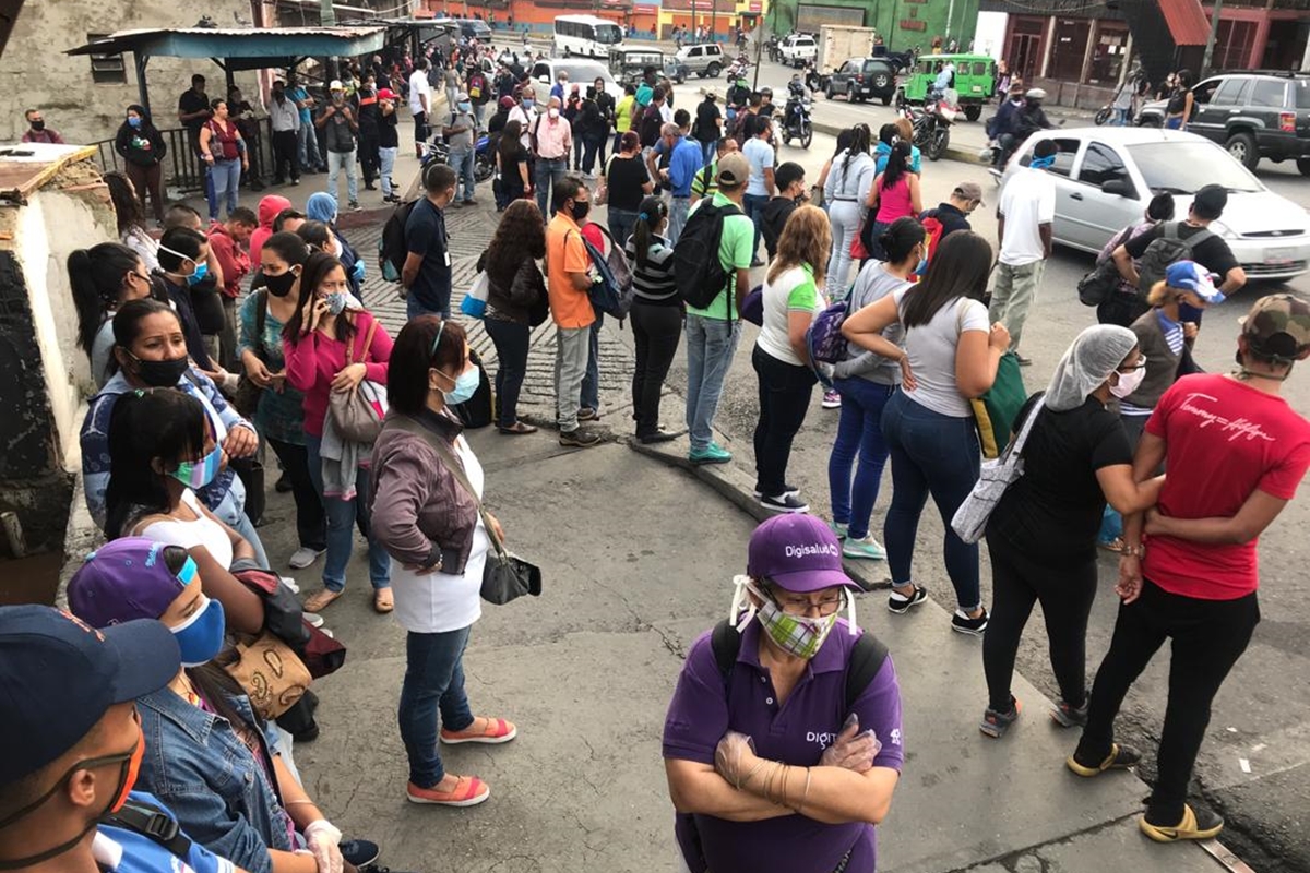 Largas colas en las paradas de autobuses por cierre del Metro de Caracas