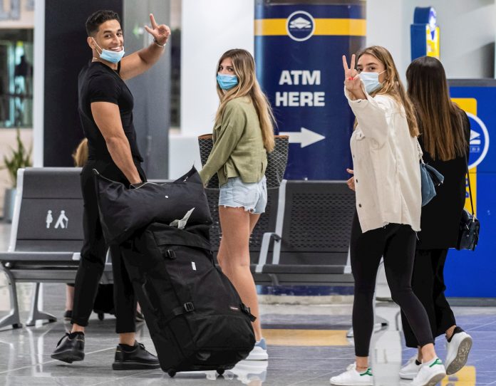 Los aeropuertos de España comienzan a recibir a los primeros visitantes