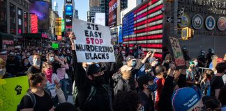 Por protestas, alcalde y gobernador anuncian toque de queda en Nueva York