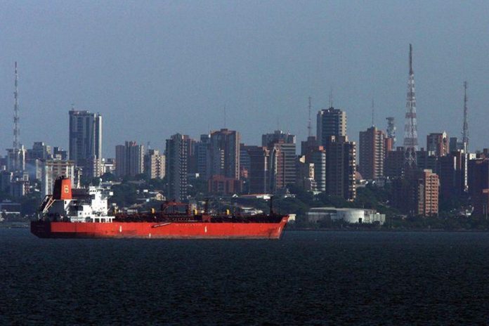 petroleras chinas Un petrolero espera en la costa occidental del Lago Maracaibo