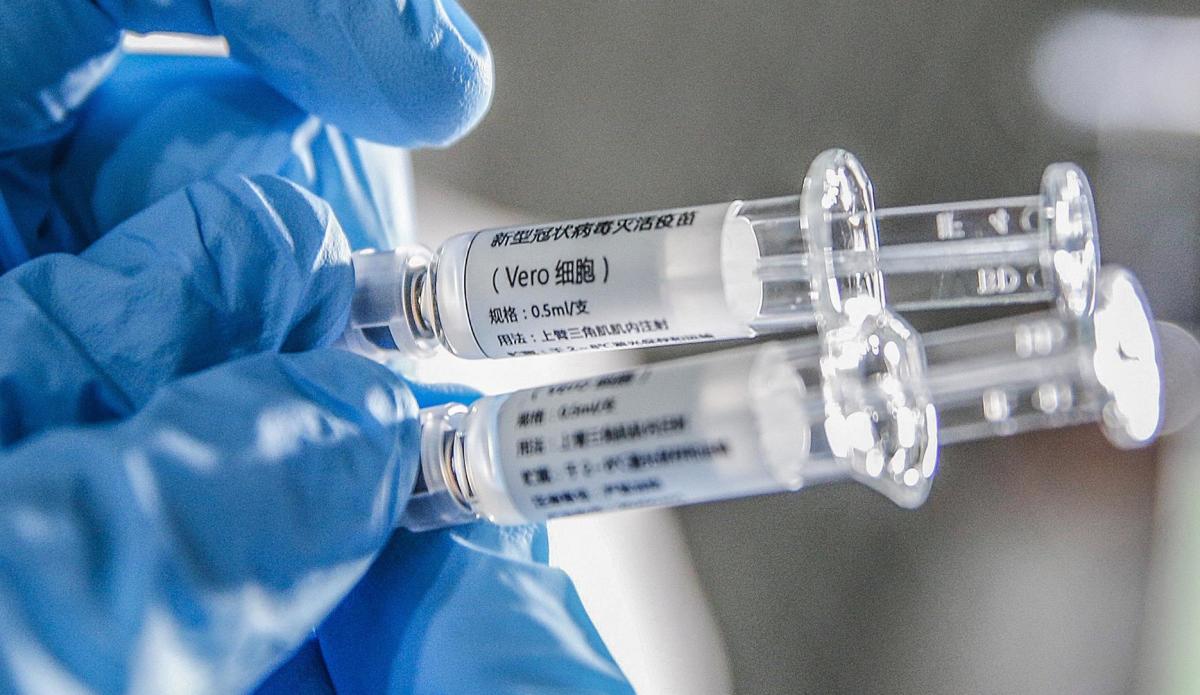 Johnson & Johnson detiene ensayos de vacuna anti-covid-19