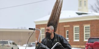 Joseph Grisamore logró el récord por el peinado más largo del mundo