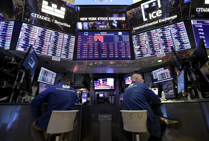 Wall Street vive su semana más volátil en años, pero consigue ganancias