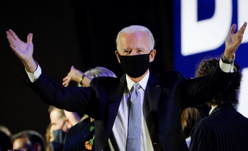 Biden pidió a los estadounidenses usar tapabocas insistiendo en que no es un gesto político