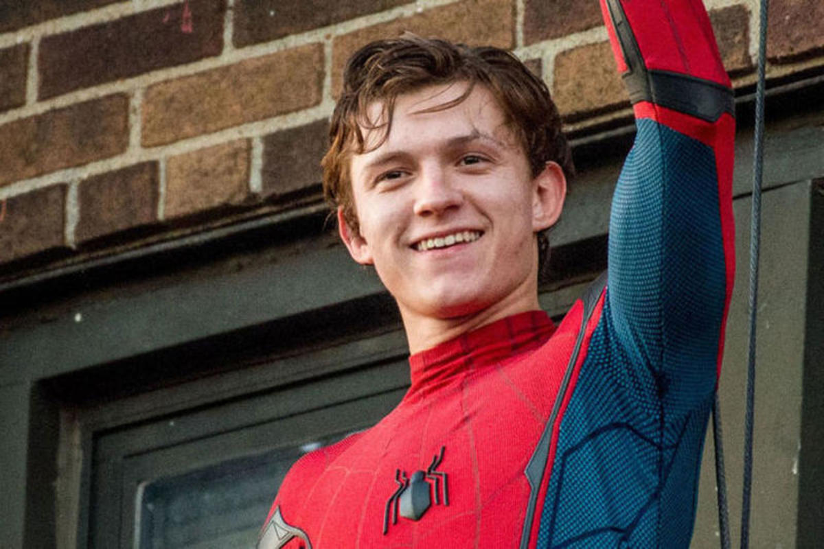Tom Holland se quita la máscara de Spider-Man y se la da a niño que se