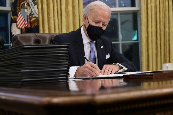 Biden firmó tres órdenes ejecutivas, Capitolio para revertir políticas migratorias de Trump