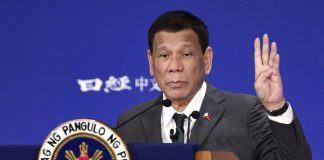 El presidente de Filipinas pidió ser vacunado en una nalga ante el reclamo de que se le administre la dosis en público