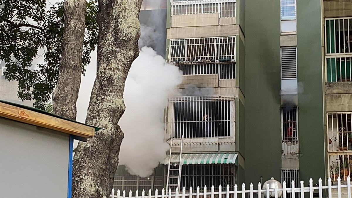 VIDEO] Se registró un incendio en edificio de El Cafetal