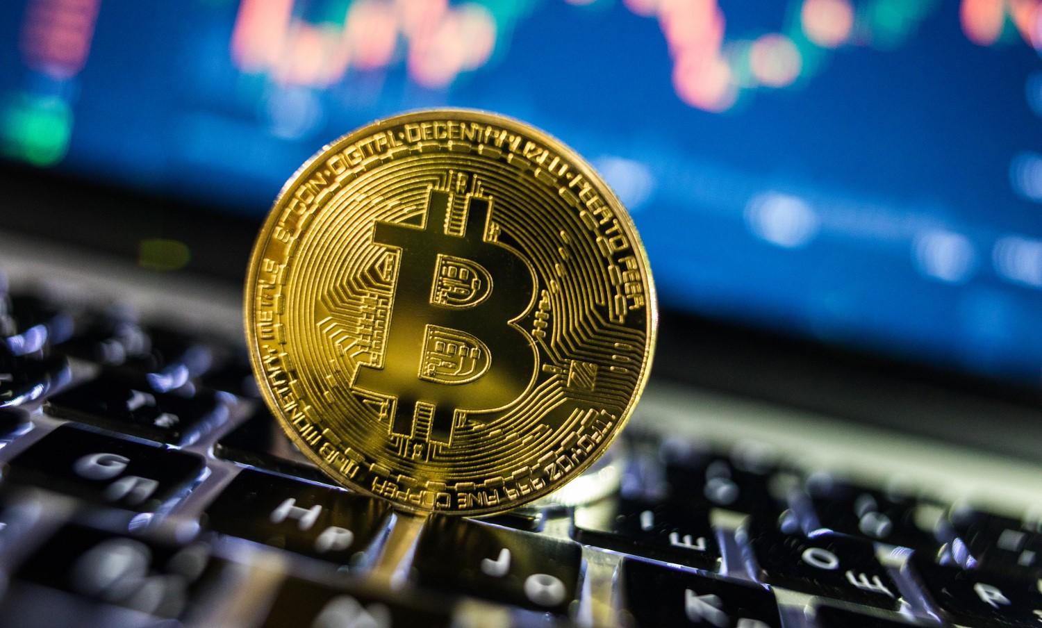 El bitcóin se desploma y baja 25% desde su último récord