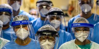 Héroes de la SAlud Médicos Unidos Venezuela Desalojaron a personal de salud y adultos mayores del IVSS en La Guaira cuando esperaban para vacunarse