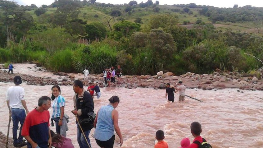 Crecidas del río Táchira impiden a venezolanos cruzar a Colombia