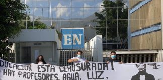 Estudiantes protestaron en la sede El Nacional para rechazar embargo