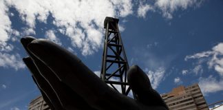 Suiza Reuters: Otro cargamento de petróleo ligero iraní comenzará a descargar en Venezuela Pdvsa plantas mejoradoras de petróleo Régimen de Maduro busca inversión extranjera para que Pdvsa levante su producción petrolera-Trabajadores petroleros detenidos-de Irán
