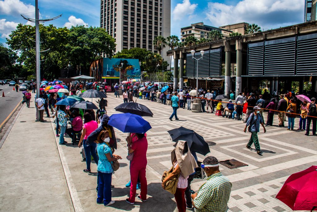 La vacunación contra el covid-19 es una cuestión de suerte en Caracas