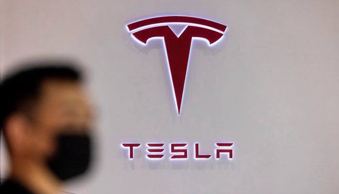 Un regulador de California acusa a Tesla de engañar a los consumidores