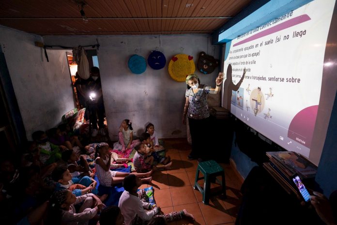 Maestras convierten sus casas en escuelas en medio de pandemia en Venezuela