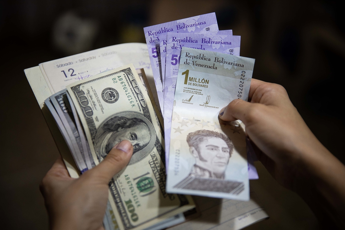 Oliveros: “Es probable que a principios de 2022 Venezuela abandone la  hiperinflación”