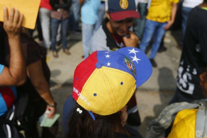 Casi 50% de los migrantes venezolanos en Perú tiene un nivel educativo universitario o técnico