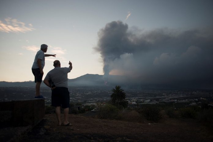 Reabre el aeropuerto de La Palma tras cierre por cenizas del volcán