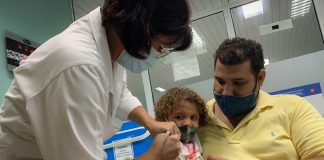 Vacunan a niño tras altercado con grupo antivacunas en Costa Rica