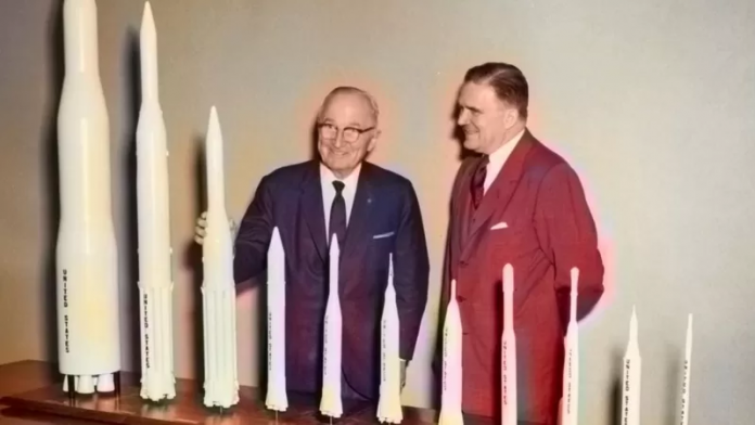 James E. Webb, presentándole una colección de modelos de cohetes al expresidente Harry S. Truman durante una visita presidencial a la entonces recién inaugurada sede de la Nasa | GETTY IMAGES