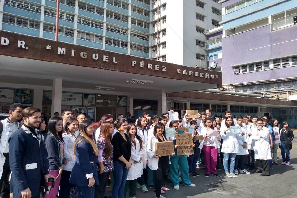 Reportan renuncia masiva de médicos de la terapia intensiva del Hospital  Pérez Carreño