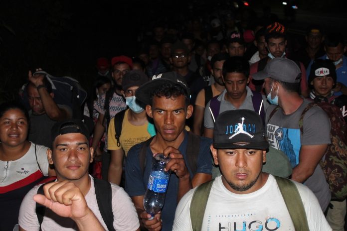 Venezolanos marchan en caravana de México a Estados Unidos