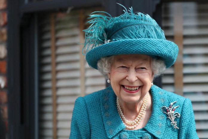 La reina Isabel II, positivo para covid-19, pero con "síntomas leves"