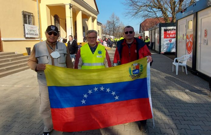 Hungría, venezolanos recibidos en puntos de apoyo