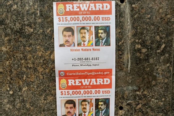 Pegaron carteles en Chacao de la recompensa de EE UU por Maduro 