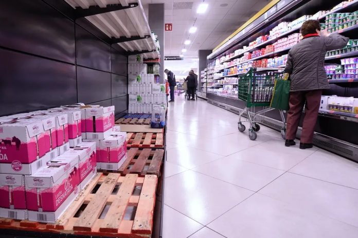 Supermercados en España limitarán cantidad de productos por usuario