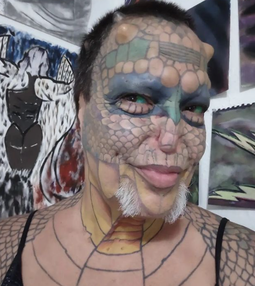 The former banker who wants to be a reptilian through surgeries