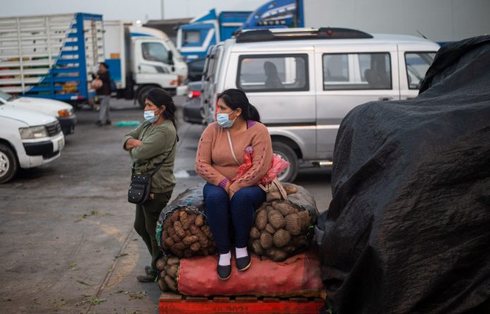 Peruanos preocupados por alza de precios.  AFP