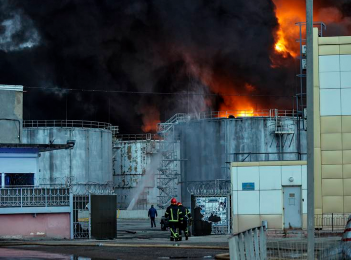 Ucrania confirma la destrucción de su mayor refinería por el ejército ruso