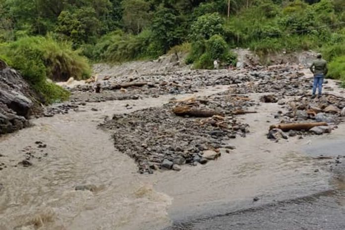 El río Montalbán en Mérida se desbordó por fuertes lluvias