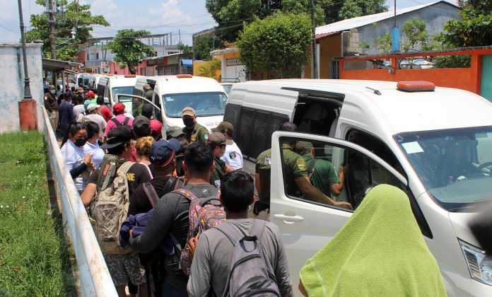 Una nueva caravana de migrantes se entrega a las autoridades mexicanas tras 40 kilómetros