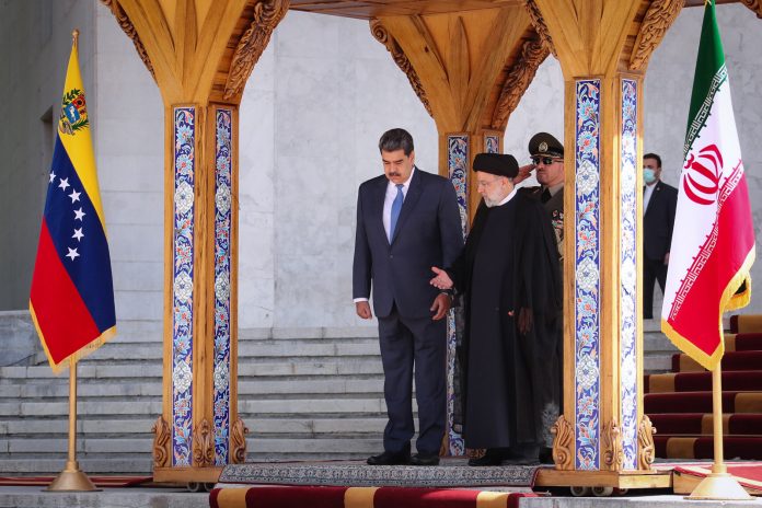 Irán entrega petrolero a Venezuela durante visita de Maduro