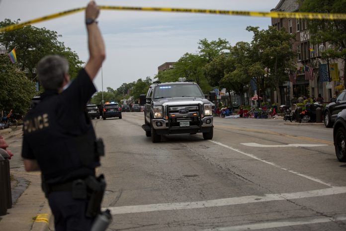 Varios muertos en tiroteo en un desfile por el Día de la Independencia cerca de Chicago