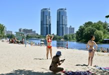 Los ucranianos intentan olvidar la guerra en las playas de Kyiv