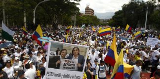 Colombianos protestan Petro