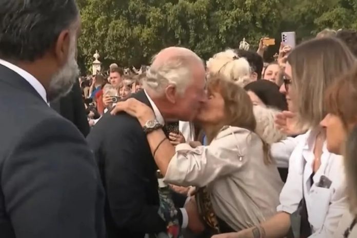 kiss to king Carlos III
