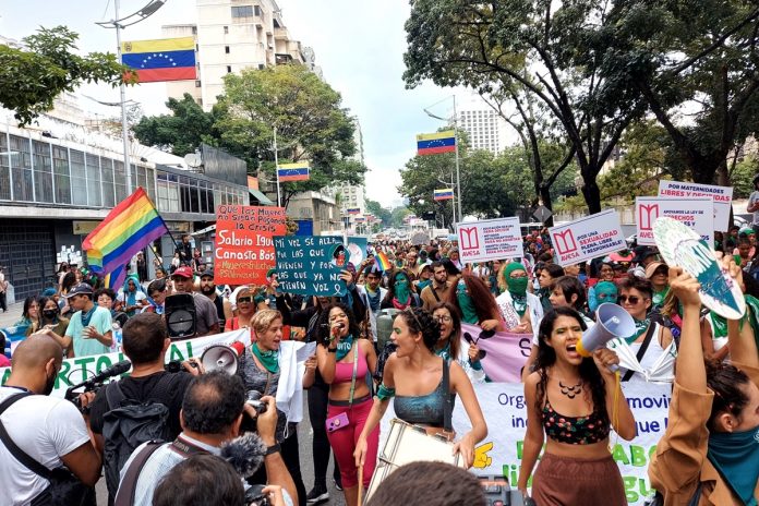 “Legal, seguro y gratuito”: protestaron en Caracas a favor del aborto